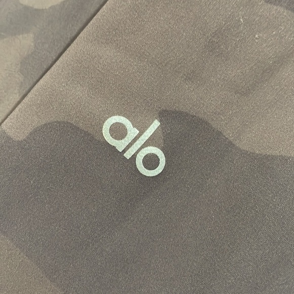 ALO Yoga High-Waist Vapor Leggings in Coco Camo - Picture 10 of 11